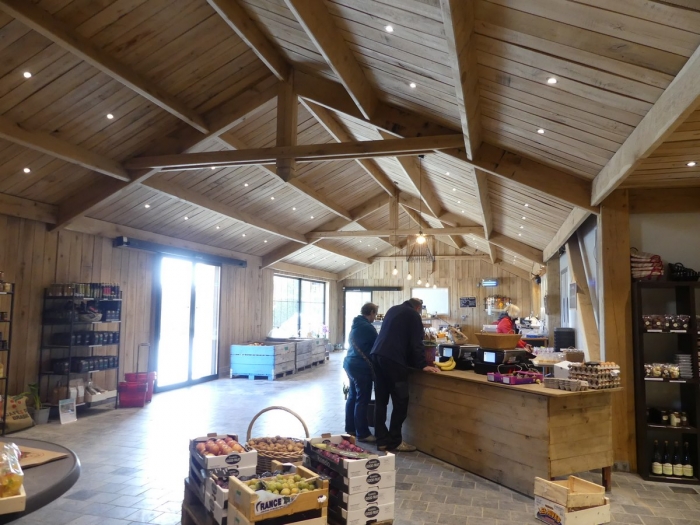 batiment commercial en bois lamelle colle James
