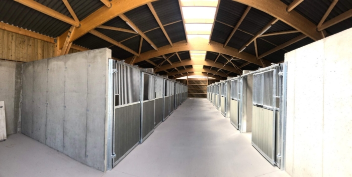 écurie cheval batiment equestre