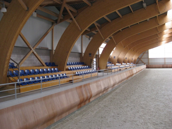 manege tribune cheval James
